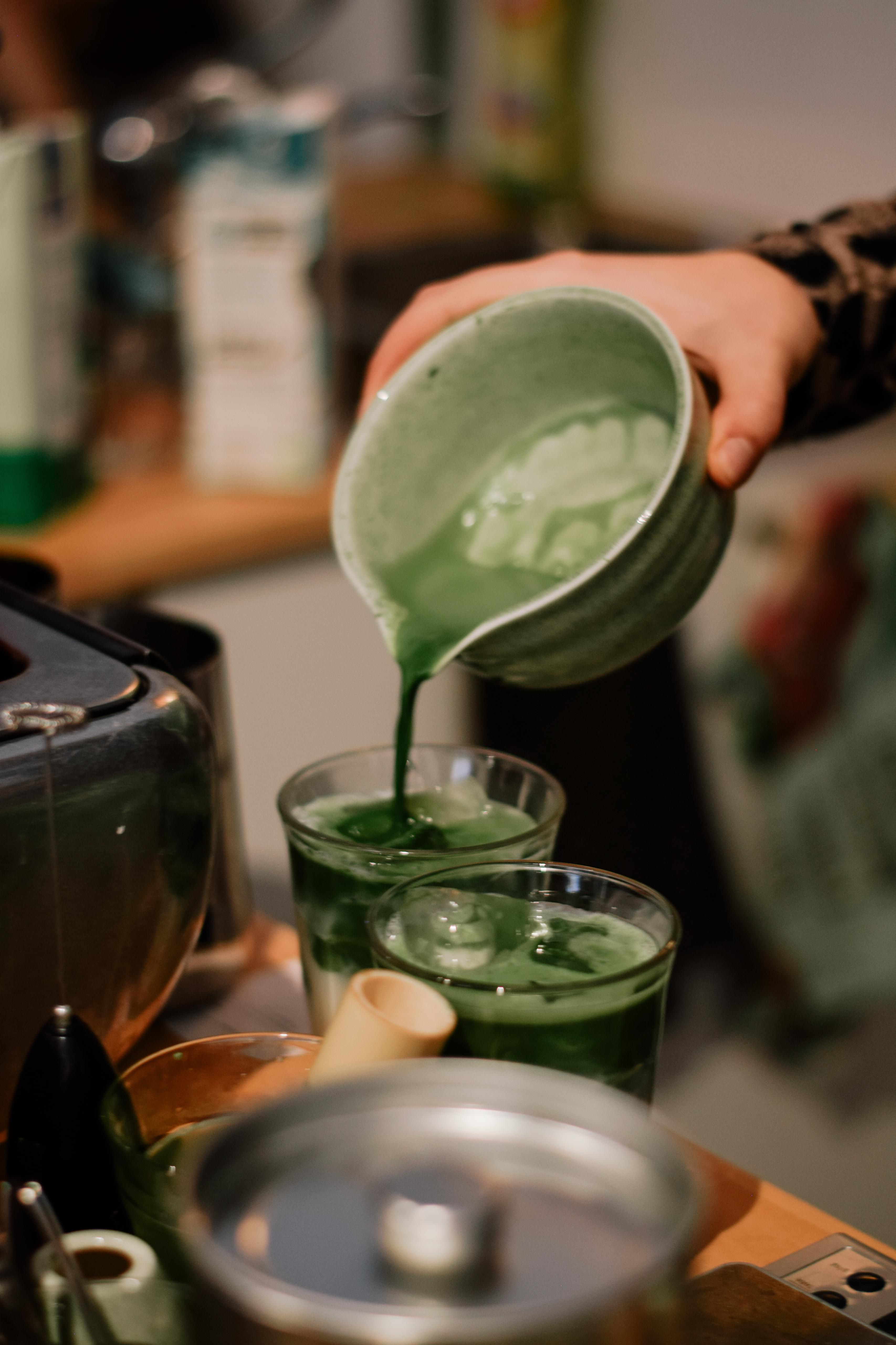 Matcha eingiessen